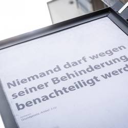 Die Plakate mit Artikeln aus dem Grundgesetz hängen öffentlich sichtbar in den Plakatrahmen an den Straßen in allen Laatzener Ortsteilen.