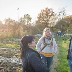 Beim Abschlusstreffen des Projektes "Wem gehört die Welt?" im Bundesprogramm Demokratie leben! treffen sich Teilnehmerinnen und Teilnehmer mit Gästen im Mitmachgarten am Park der Sinne in Laatzen.