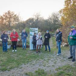 Beim Abschlusstreffen des Projektes "Wem gehört die Welt?" im Bundesprogramm Demokratie leben! treffen sich Teilnehmerinnen und Teilnehmer mit Gästen im Mitmachgarten am Park der Sinne in Laatzen.