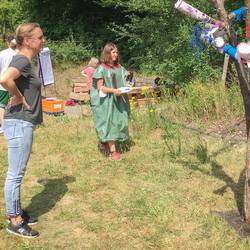 Laatzener Schülerinnen und Schüler bauen einen Friedensbaum.