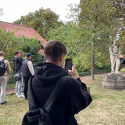 Schülerinnen und Schüler der Albert-Einstein-Schule erkunden Erinnerungsorte in der Stadt Laatzen mittels Smartphone oder Kamera.