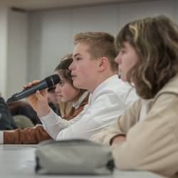 Schülerinnen und Schüler der Albert-Einstein-Schule beteiligen sich an der fiktiven Ratssitzung im Rahmen des Planspiels Pimp your Town.