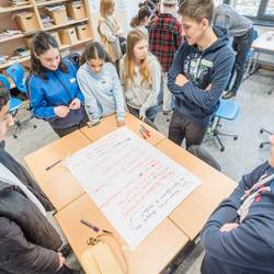 Schülerinnen und Schüler der Erich-Kästner-Oberschule lernen im Projekt "Hass ist keine Meinung", wie sie Mobbing- und Cybermobbingstrukturen erkennen und sich aktiv dagegen einsetzen können.