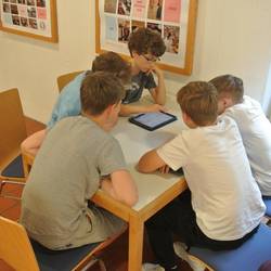 Schülerinnen und Schüler der Albert-Einstein-Schule Laatzen beschäftigen sich im Projekt "Wahrheit - Meinung - Lüge" mit dem Thema Falschnachrichten.