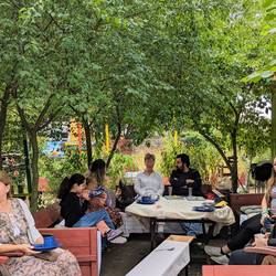 Besucherinnen und Besucher treffen sich beim Nachbarschaftscafé im Interkulturellen Garten in Laatzen-Mitte