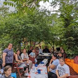 Besucherinnen und Besucher treffen sich beim Nachbarschaftscafé im Interkulturellen Garten in Laatzen-Mitte