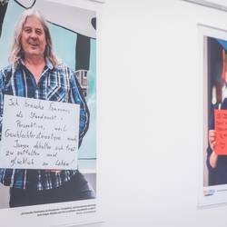 In der Albert-Einstein-Schule in Laatzen wird die Wanderausstellung "Wer braucht Feminismus?" eröffnet. Schülerinnen und Schüler beschäftigen sich mit dem Thema im Rahmen von Workshops.