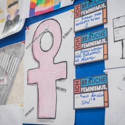 In der Albert-Einstein-Schule in Laatzen wird die Wanderausstellung "Wer braucht Feminismus?" eröffnet. Schülerinnen und Schüler beschäftigen sich mit dem Thema im Rahmen von Workshops.