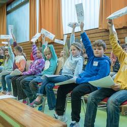Bei der großen Ratssitzung im Projekt "Kinderrat" stimmen die Jungen und Mädchen aus den vierten Klassen der Grundschulen Grasdorf und Ingeln-Oesselse über ihre Anträge ab. Das Projekt wird vom Verein Politik zum Anfassen realisiert und über das Bundesprogramm Demokratie leben! gefördert.