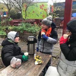 Kinder erfahren bei einem Workshop im Interkulturellen Garten, wie sie Gärten für den Winter vorbereiten.