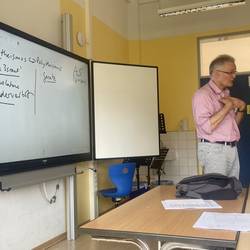 Im Rahmen von Workshops und Exkursionen bekommen Schülerinnen und Schülern der Albert‐Einstein‐Schule Laatzen Einblicke in das jüdische Leben in Laatzen und in der Region Hannover.