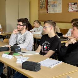Im Rahmen von Workshops und Exkursionen bekommen Schülerinnen und Schülern der Albert‐Einstein‐Schule Laatzen Einblicke in das jüdische Leben in Laatzen und in der Region Hannover.