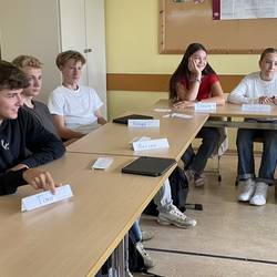 Im Rahmen von Workshops und Exkursionen bekommen Schülerinnen und Schülern der Albert‐Einstein‐Schule Laatzen Einblicke in das jüdische Leben in Laatzen und in der Region Hannover.