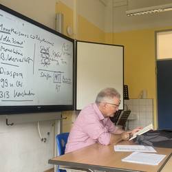 Im Rahmen von Workshops und Exkursionen bekommen Schülerinnen und Schülern der Albert‐Einstein‐Schule Laatzen Einblicke in das jüdische Leben in Laatzen und in der Region Hannover.
