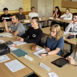 Im Rahmen von Workshops und Exkursionen bekommen Schülerinnen und Schülern der Albert‐Einstein‐Schule Laatzen Einblicke in das jüdische Leben in Laatzen und in der Region Hannover.