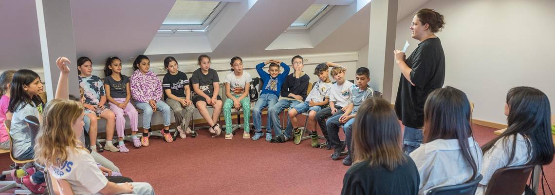 Die Teamerinnen des People's Theater erarbeiten im Projekt "Heute bilden, was morgen zählt" mit Schülerinnen und Schülern der Grundschule Pestalozzistraße anhand von interaktiven Theaterstücken, wie sie eigenständig nach Lösungen für ein friedlicheres Miteinander suchen können.