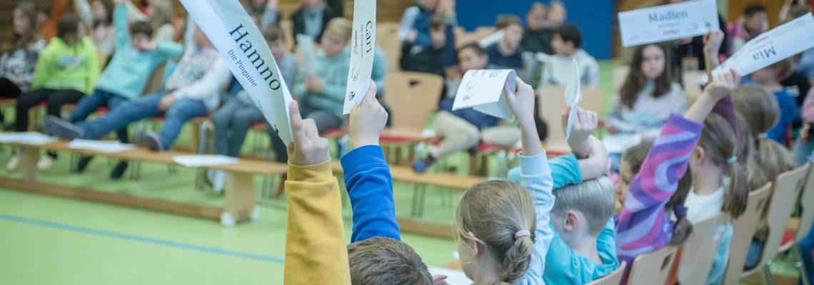 Bei der großen Ratssitzung im Projekt "Kinderrat" stimmen die Jungen und Mädchen aus den vierten Klassen der Grundschulen Grasdorf und Ingeln-Oesselse über ihre Anträge ab. Das Projekt wird vom Verein Politik zum Anfassen realisiert und über das Bundesprogramm Demokratie leben! gefördert.