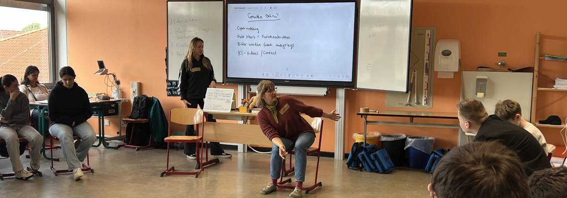 Im Projekt "Was kann ich eigentlich glauben?" werden Schülerinnen und Schüler der Albert-Einstein-Schule in der kritischen Bewertung von Medieninhalten und im Erkennen von bewusster Meinungsmanipulation gestärkt.