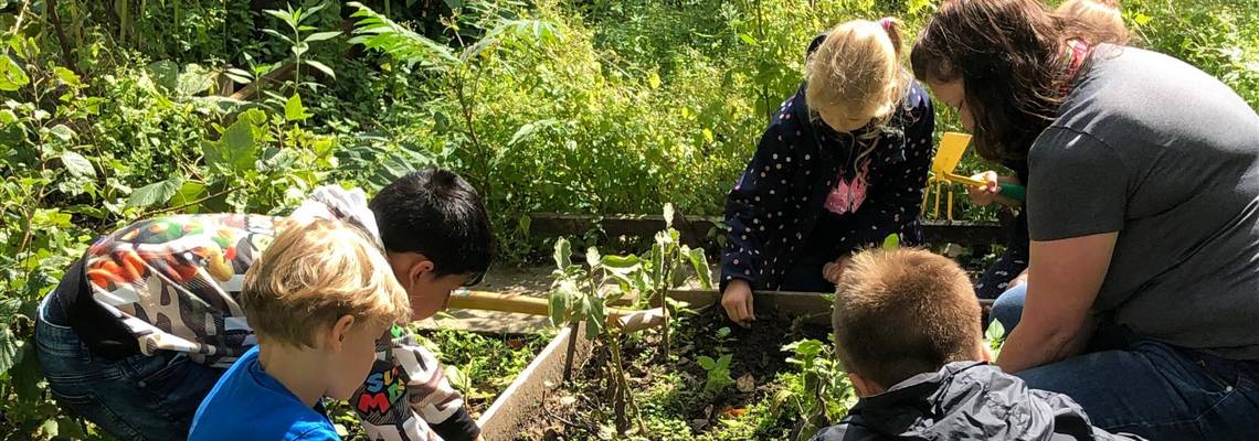Kinder aus Laatzener Grundschulen und Kindertagesstätten lernen im Interkulturellen Garten verantwortungsvolles globales Handeln.
