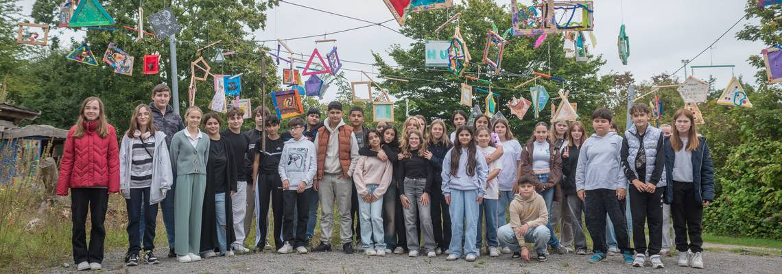 Vernissage zur Ausstellung zum Projekt "Freiheit und Verantwortung - die Kunst der Balance" vor dem Mitmachgarten am Park der Sinne in Laatzen.