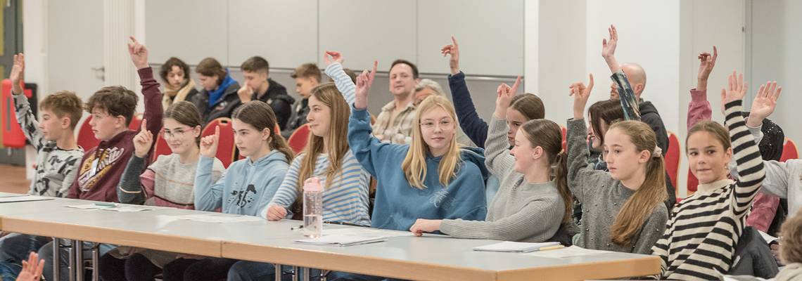 Schülerinnen und Schüler der Albert-Einstein-Schule und des Erich-Kästner-Gymnasiums Laatzen stimmen bei der fiktiven Beiratssitzung im Forum der Albert-Einstein-Schule im Planspiel Pimp your Town über ihre selbst erarbeiteten Anträge ab.