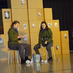Im Rahmen eines interaktiven Theaterstücks haben sich sich Schülerinnen und Schüler des 8. Jahrgangs des Erich-Kästner-Gymnasiums im Projekt "Das Mädchen Anne" mit den verschiedenen Weltreligionen beschäftigt.