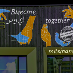 Das Wort "Miteinander" wird in verschiedenen Sprachen an das Laatzener Stadthaus projiziert