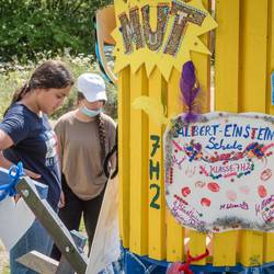 Schülerinnen und Schüler der Albert-Einstein-Schule bauen einen mobilen Wertebaum im Mitmachgarten in Laatzen.