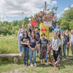 Schülerinnen und Schüler der Albert-Einstein-Schule bauen einen mobilen Wertebaum im Mitmachgarten in Laatzen.