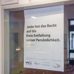 Plakataktion Grundgesetz - Die Plakate hängen in der Albert-Einstein-Schule aus