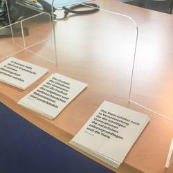 Plakat- und Postkartenaktion Grundgesetz - Die Postkarten liegen an der Information im Laatzener Rathaus zum Mitnehmen bereit