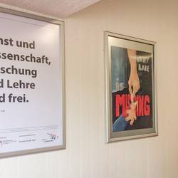 Plakataktion Grundgesetz - Die Plakate hängen in der Albert-Einstein-Schule aus (© Daniel Junker)