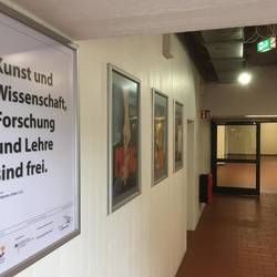 Plakataktion Grundgesetz - Die Plakate hängen in der Albert-Einstein-Schule aus
