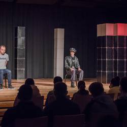 Im Rahmen des Demokratie-leben!-Projektes "Nichts außer Wut" führt das Theater Scheselong das Stück "Hallo Nazi" für die Klassen der Erich-Kästner-Oberschule auf.