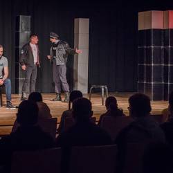 Im Rahmen des Demokratie-leben!-Projektes "Nichts außer Wut" führt das Theater Scheselong das Stück "Hallo Nazi" für die Klassen der Erich-Kästner-Oberschule auf.