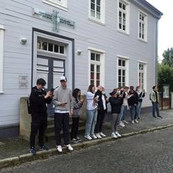 Schülerinnen und Schüler des 10 und 11. Jahrgangs der Albert-Einstein-Schule dokumentieren mit Fotografien und Beschreibungen Erinnerungsorte in Laatzen.
