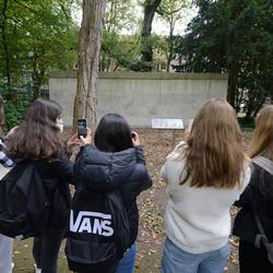 Schülerinnen und Schüler des 10 und 11. Jahrgangs der Albert-Einstein-Schule dokumentieren mit Fotografien und Beschreibungen Erinnerungsorte in Laatzen.