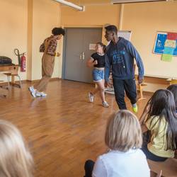 Zwei Schauspielerinnen und zwei Schauspieler vom People's Theater entwickeln mit den Schülerinnen und Schülern der Grundschule Gleidingen Handlungsmöglichkeiten, mit denen sie sich Vorurteilen, Ausgrenzung, Gewalt und Mobbing entgegenstellen können.