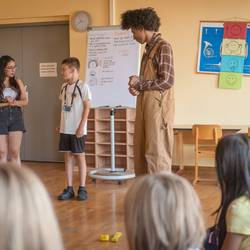Zwei Schauspielerinnen und zwei Schauspieler vom People's Theater entwickeln mit den Schülerinnen und Schülern der Grundschule Gleidingen Handlungsmöglichkeiten, mit denen sie sich Vorurteilen, Ausgrenzung, Gewalt und Mobbing entgegenstellen können.