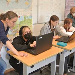 Im dreitägigen Projekt "Fake News oder Vielfalt?" beschäftigten sich die Schülerinnen und Schüler aus zwei Klassen des 8. Jahrgangs an der Erich-Kästner-Oberschule mit dem Thema "Kommunikation in sozialen Netzwerken" und dem damit verbundenen Verbreiten von Falschmeldungen.