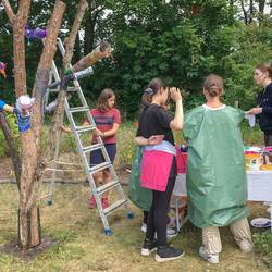 Laatzener Schülerinnen und Schüler bauen einen Friedensbaum.