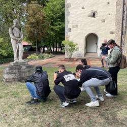 Schülerinnen und Schüler der Albert-Einstein-Schule erkunden Erinnerungsorte in der Stadt Laatzen mittels Smartphone oder Kamera.