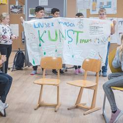 Schülerinnen und Schüler der Grundschule Im Langen Feld in Laatzen entwickeln eigene Ideen zum Verhalten in den neu geplanten Arbeitsräumen der Grundschule.