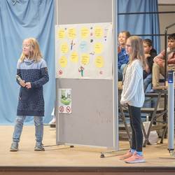 Schülerinnen und Schüler der Grundschule Im Langen Feld in Laatzen entwickeln eigene Ideen zum Verhalten in den neu geplanten Arbeitsräumen der Grundschule.