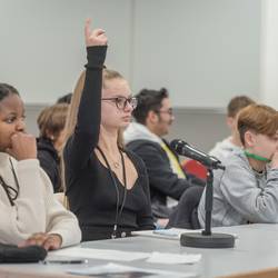 Schülerinnen und Schüler der Albert-Einstein-Schule beteiligen sich an der fiktiven Ratssitzung im Rahmen des Planspiels Pimp your Town.
