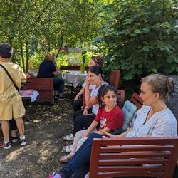 Besucherinnen und Besucher treffen sich beim ersten Nachbarschaftscafé am 24.06.2023 im Interkulturellen Garten in Laatzen-Mitte