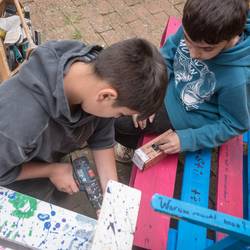 Schülerinnen und Schüler der Albert-Einstein-Schule Laatzen setzen sich kreativ mit der Bedeutung und Kraft von Fragen und der Kunst des Fragestellens auseinander. Dabei visualisieren sie ihre eigenen Fragestellungen künstlerisch an selbst gebauten Sitzgelegenheiten - den sogenannten Picknickstationen.