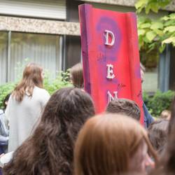 Präsentation und Ausstellungseröffnung zum Demokratie-leben!-Projekt Denk-Ma(h)l am 21. September 2023 im Forum und im Innenhof der Albert-Einstein-Schule Laatzen.