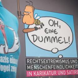 Schaufenster der Ausstellung "Oh, eine Dummel! Rechtsextremismus und Menschenfeindlichkeit in Karikatur und Satire" im Leine-Center in Laatzen.