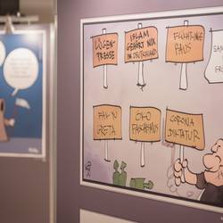 Die Ausstellung "Oh, eine Dummel! Rechtsextremismus und Menschenfeindlichkeit in Karikatur und Satire" ist vom 6. bis zum 17. November 2023 im Leine-Center in Laatzen zu sehen.